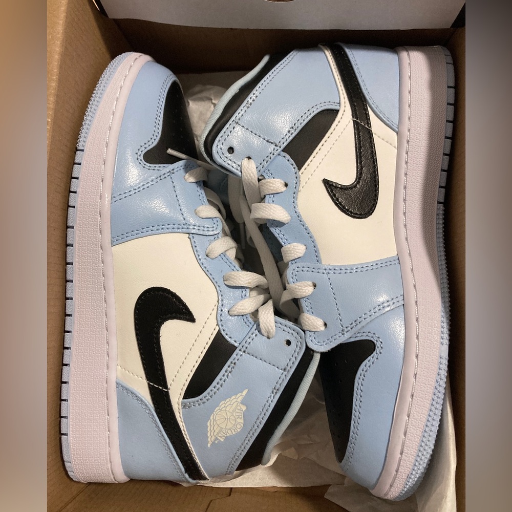 Air Jordan 1 Mid “Ice Blue” (7W / 5.5Y)